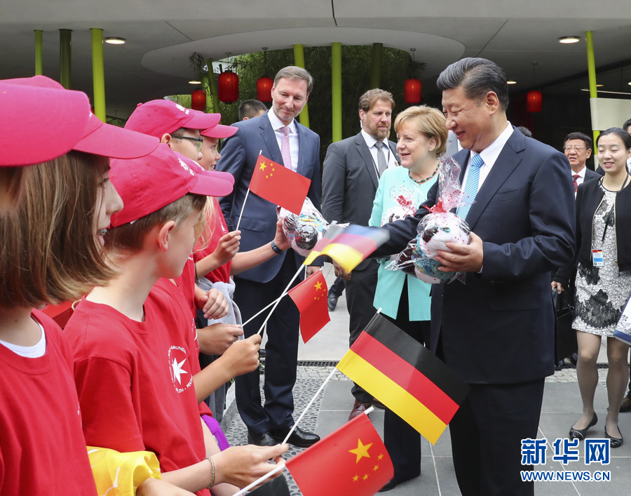 7月5日，國(guó)家主席習(xí)近平同德國(guó)總理默克爾共同出席柏林動(dòng)物園大熊貓館開館儀式。這是習(xí)近平向現(xiàn)場(chǎng)的孩子們贈(zèng)送大熊貓毛絨玩具。 新華社記者謝環(huán)馳 攝