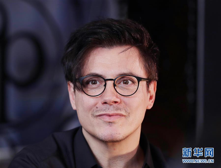 （國際·圖文互動）（6）通訊：手牽手，我們共同驅(qū)散陰霾——法國音樂人創(chuàng)作抗疫歌曲背后的故事